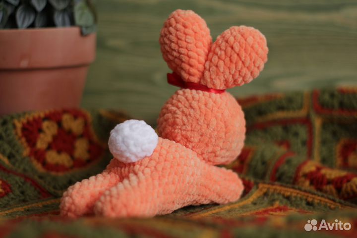 Вязаная игрушка Зайка