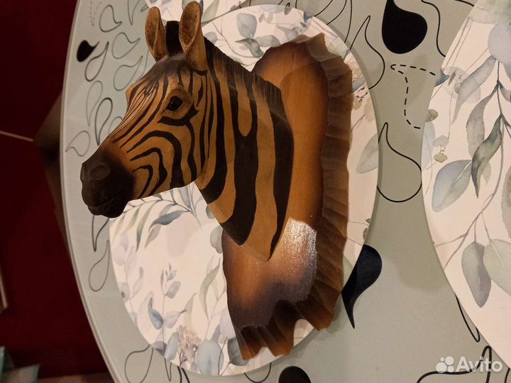 Резное панно из дерева