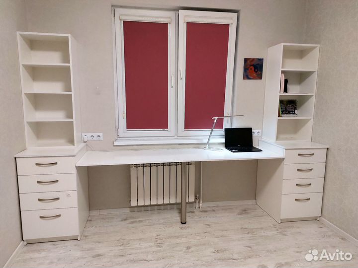 Детский письменный стол, рабочая зона у окна