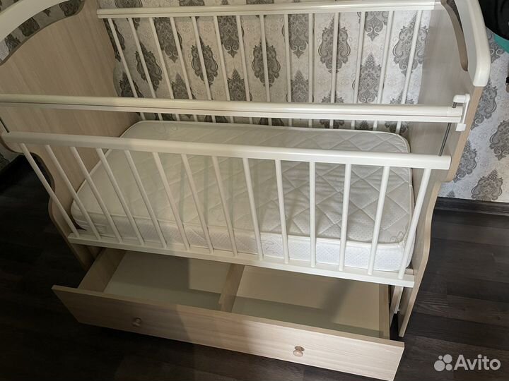 Детская кровать с маятником и ящиком