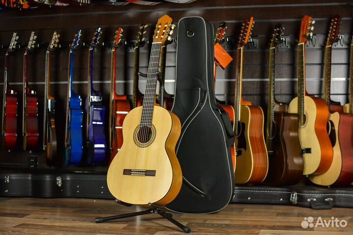 Классическая гитара Yamaha + Аксессуары