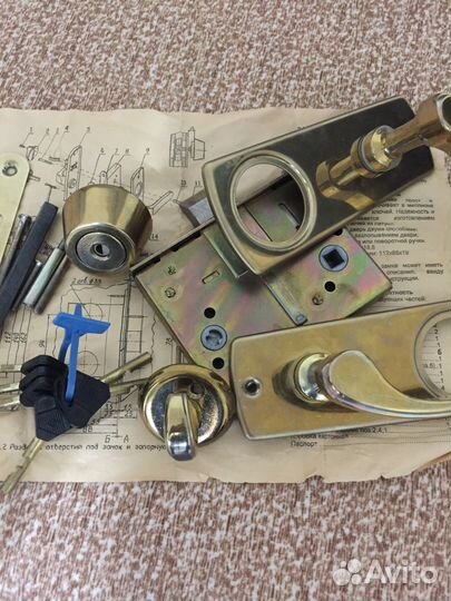 Замок врезной с ручкой