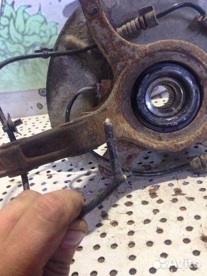 Кулак передний правый Suzuki SX4