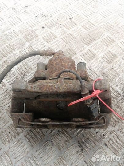 Суппорт передний левый Volkswagen Passat B6 3C2