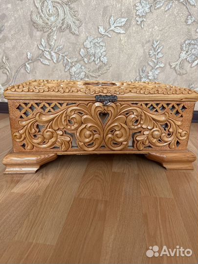 Шкатулка деревянная резная