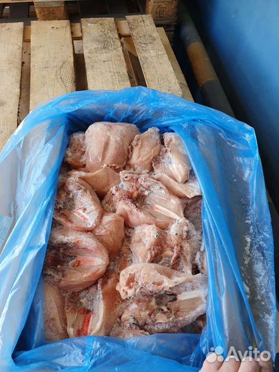 Куриная грудка на кости замороженная