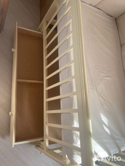 Кровать детская с маятником