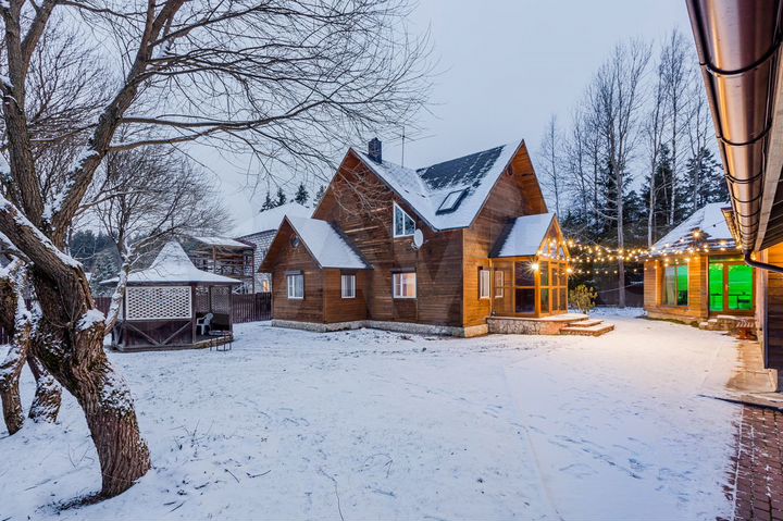 Коттедж 220 м² на участке 9 сот.