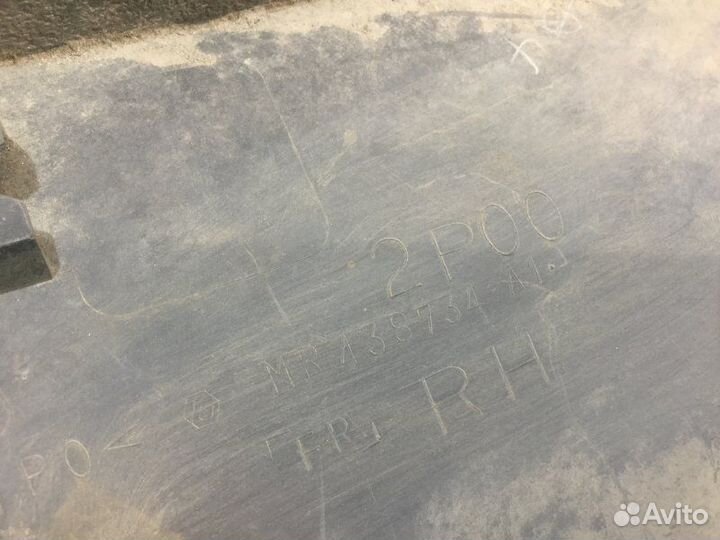 Брызговик передний правый Mitsubishi Pajero 3 V6