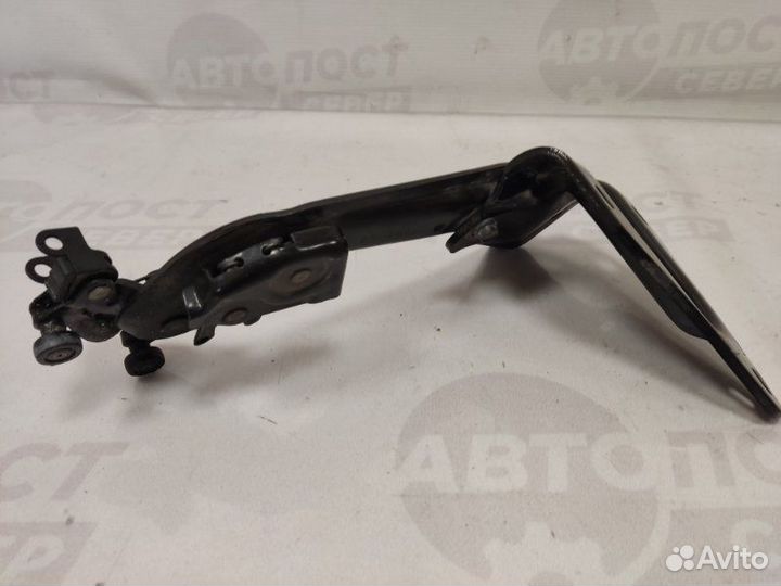 Петля двери нижняя задняя левая Chrysler Voyager