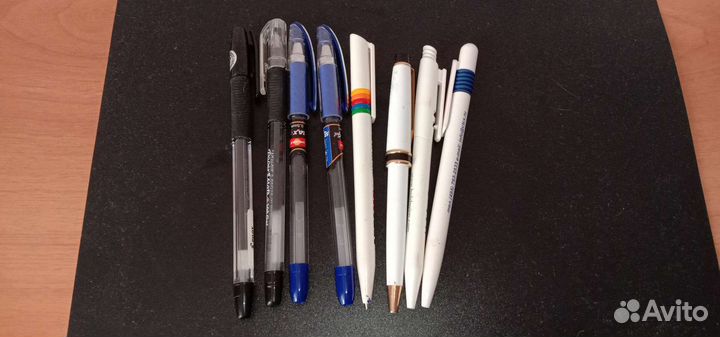 Набор шариковых и гелиевых ручек разных цветов