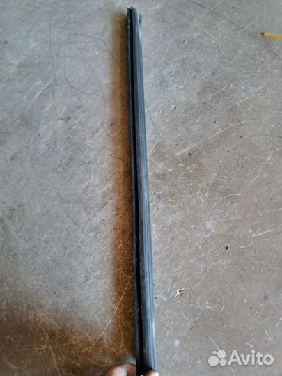 Уплотнитель стекла Volvo S40