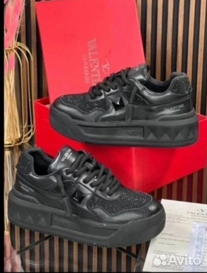 Кроссовки женские