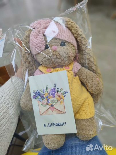 Плюшевый заяц вязаный
