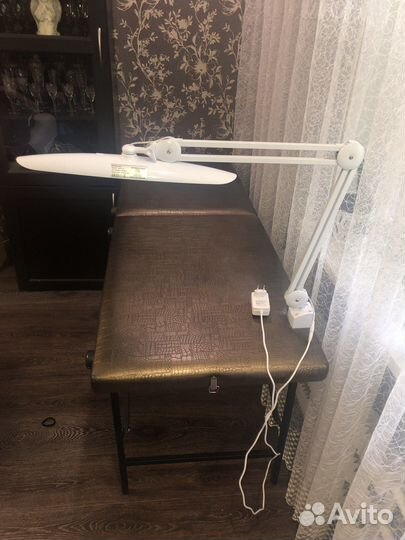 Кушетка и лампа бестеневая