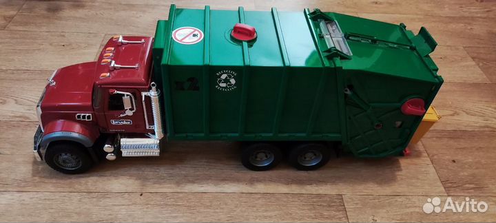 Мусоровоз bruder