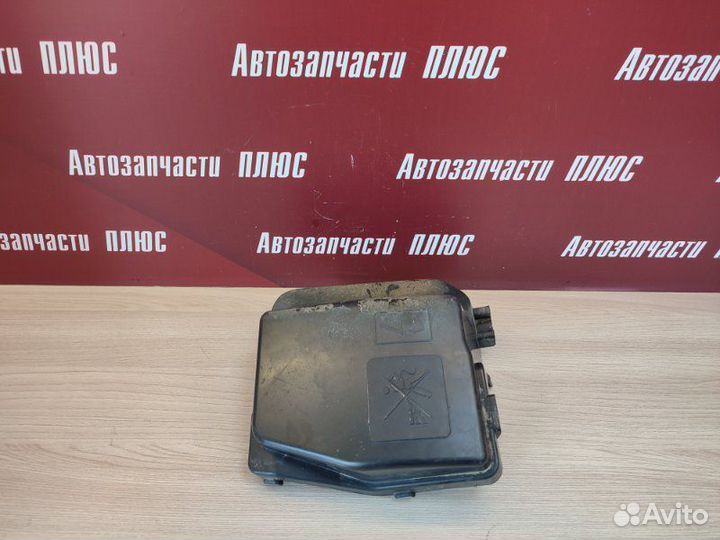 Крышка блока предохранителей Renault Logan 2