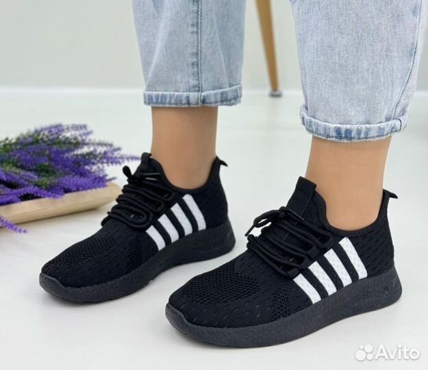 Продам новые женские кроссовки