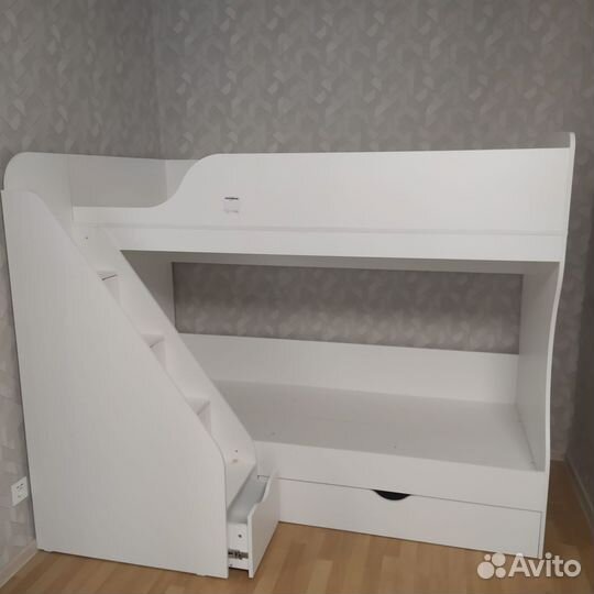 Двухъярусная кровать с лестницей-комод