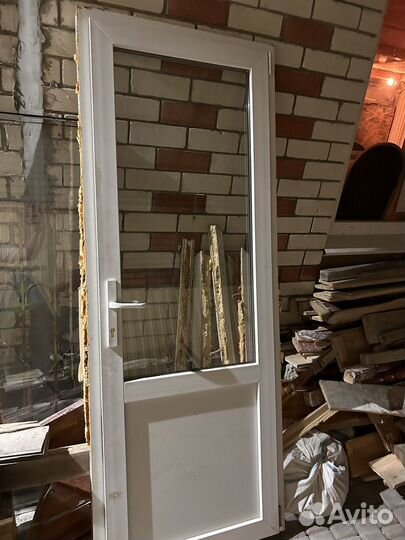 Пластиковая дверь с замком