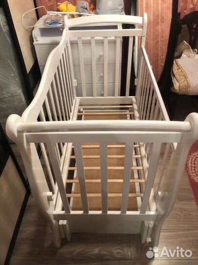 Детская кроватка с маятником и ящиком