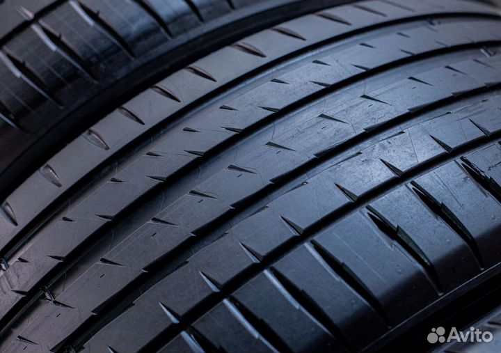 Michelin Pilot Sport EV 255/45 R22 и 285/40 R22 107V