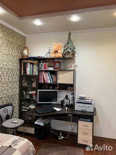 Продаю письменный стол с надстройками и шкафом