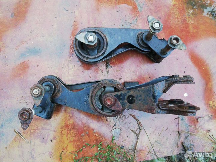 Подушка двигателя АКПП Тойота Приус NHW20