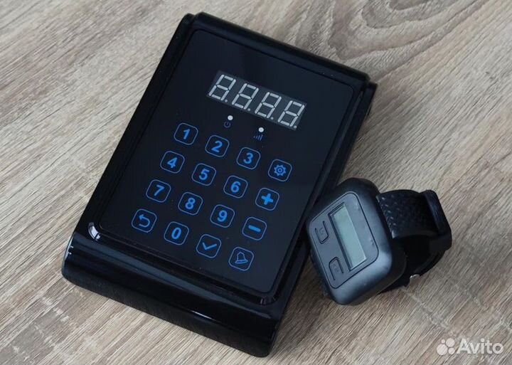 Часы официанта и пульт для вызова на кухню