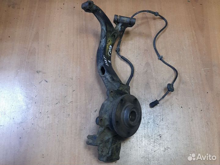 Кулак поворотный правый Ауди A4 А6 VW passat