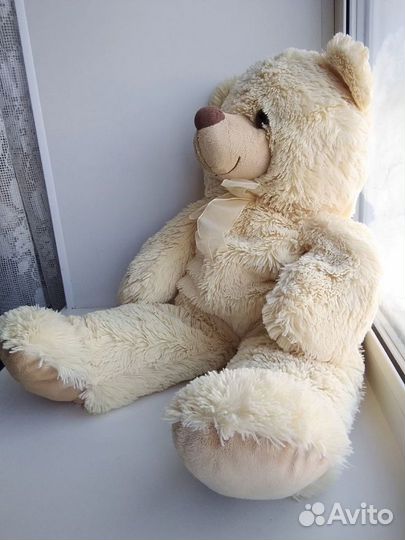 Большой плюшевый медведь
