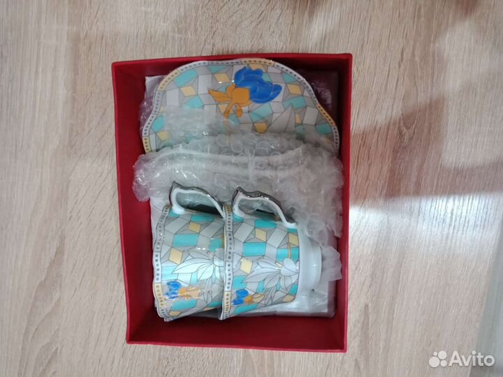 Чайные чашки с блюдцами и ложечками