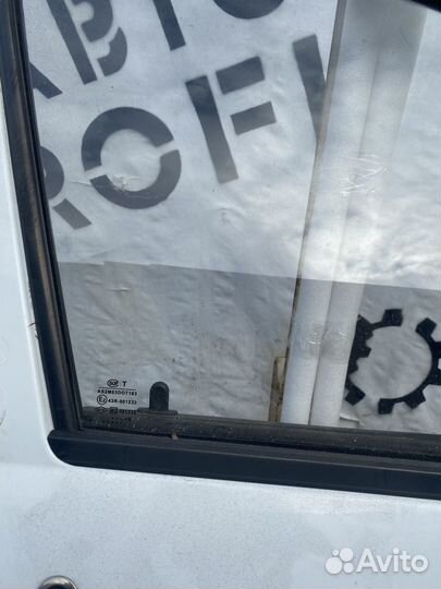 Стекло двери передней право для Renault Logan