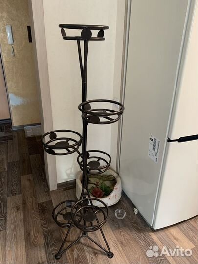 Подставка под цветы металлическая