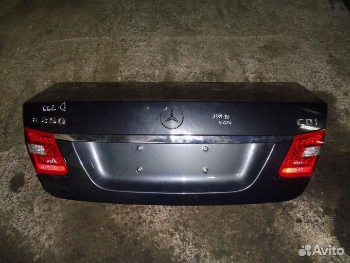 Фонарь крышки багажника левый Mercedes-Benz