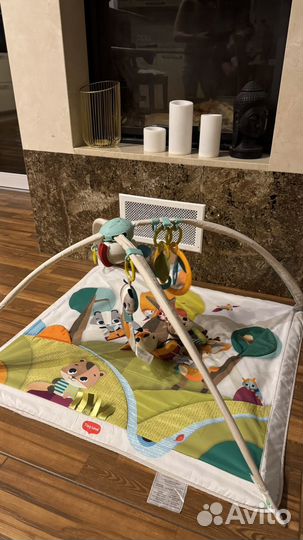 Развивающий коврик с игрушками Tiny love