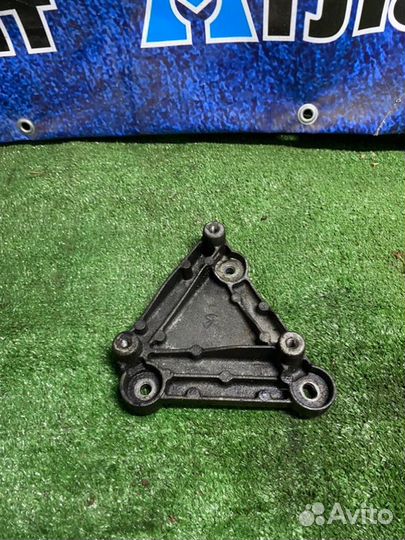 Кронштейн компрессора кондиционера Opel Astra J