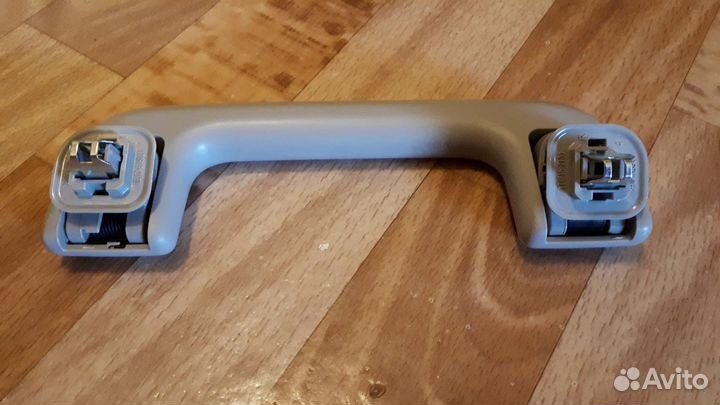 Ручка потолочной панели над проемом двери авто