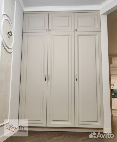 Яркий стильный шкаф купе