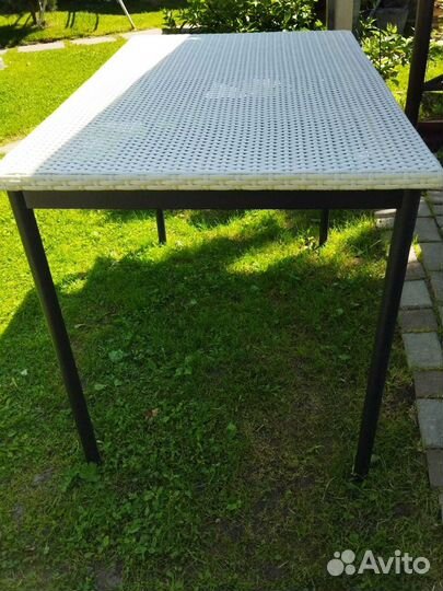 Стол из искусственного ротанга