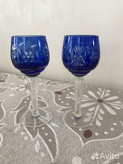 Хрустальные рюмки на ножке