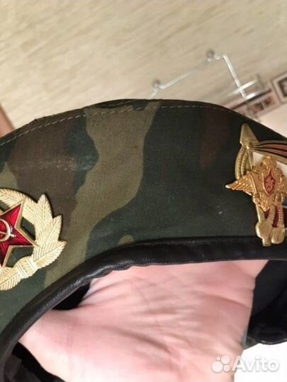 Берет, значки, аксельбант