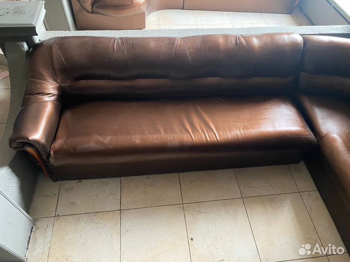 Кожаный диван