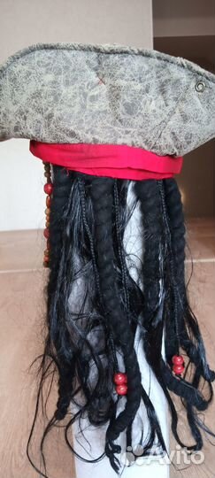 Треуголка Джека Воробья с дредами и бусинами