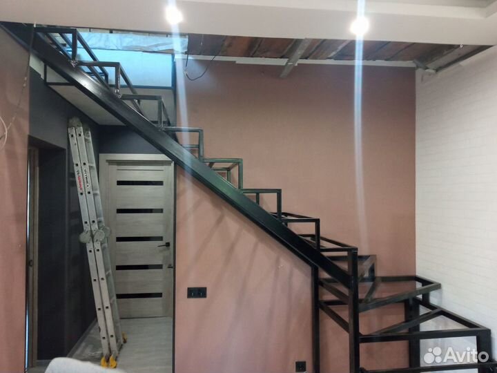 Изготовление лестниц на второй этаж с забежными ст