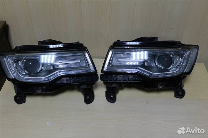 Фара правая в сборе Jeep Grand Cherokee WK2 реста