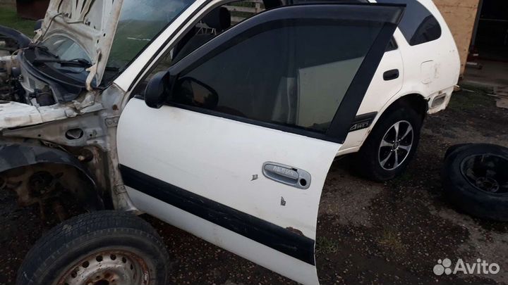 Дверь левая передняя toyota carib ae114