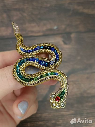 Брошь Змея изящная из бисера