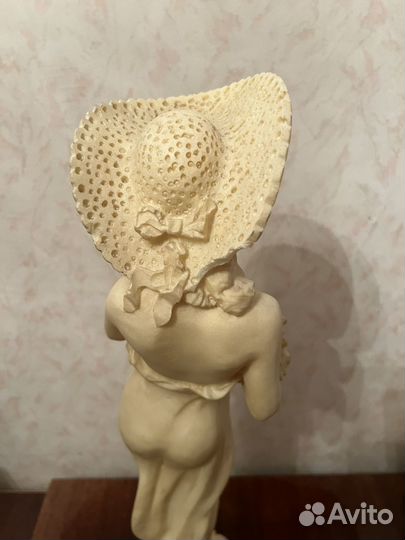 Статуэтка Девушка с голубем СССР