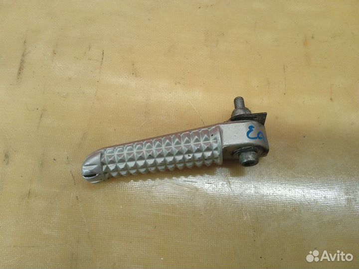 Yamaha R1 2002-2003. Ножка задняя